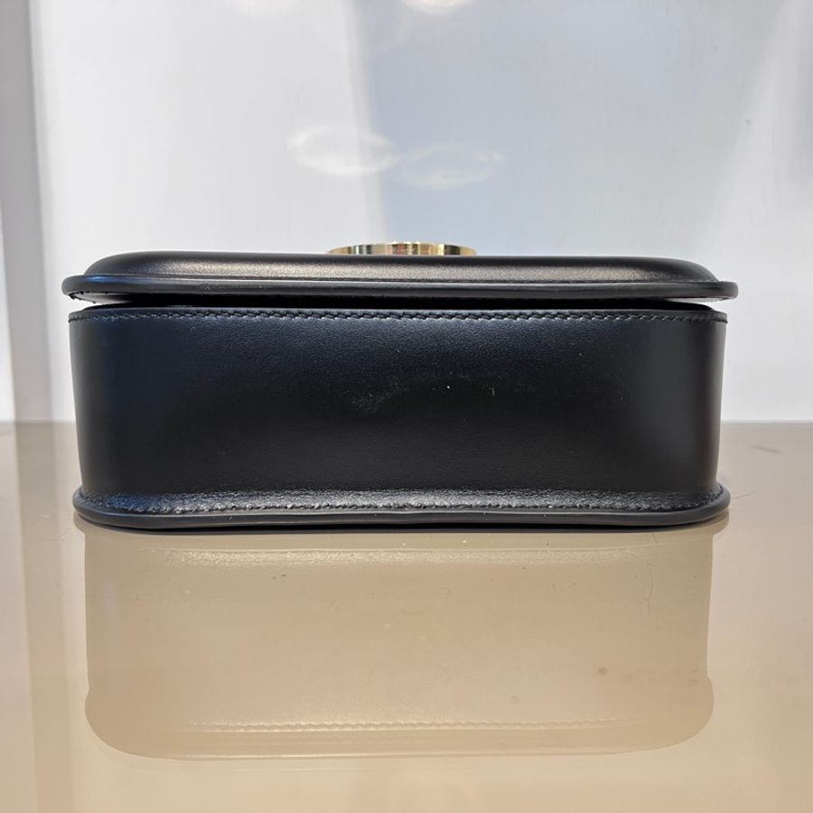 Burberry 黑滑面牛皮前大金圓下蓋斜背包-2