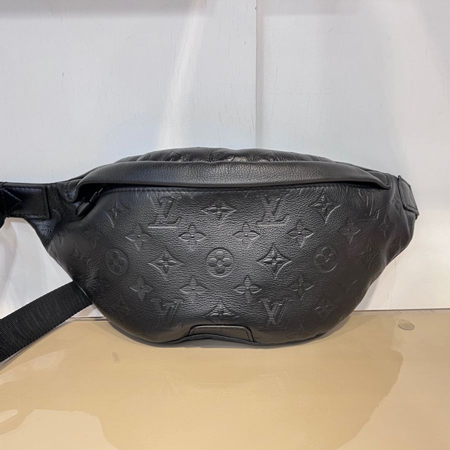 LV黑牛皮壓紋Discovery PM黑釦胸腰包-0