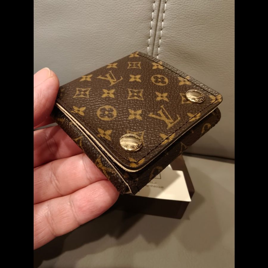 日本帶回近新品LV老花首飾盒
近新,閒置品
絕版貨,附盒裝
本人興趣收藏日本狀況不錯的中古vintage,如果你要求跟新品一樣狀況,請勿下標,謝謝
狀況跟照片一樣-2