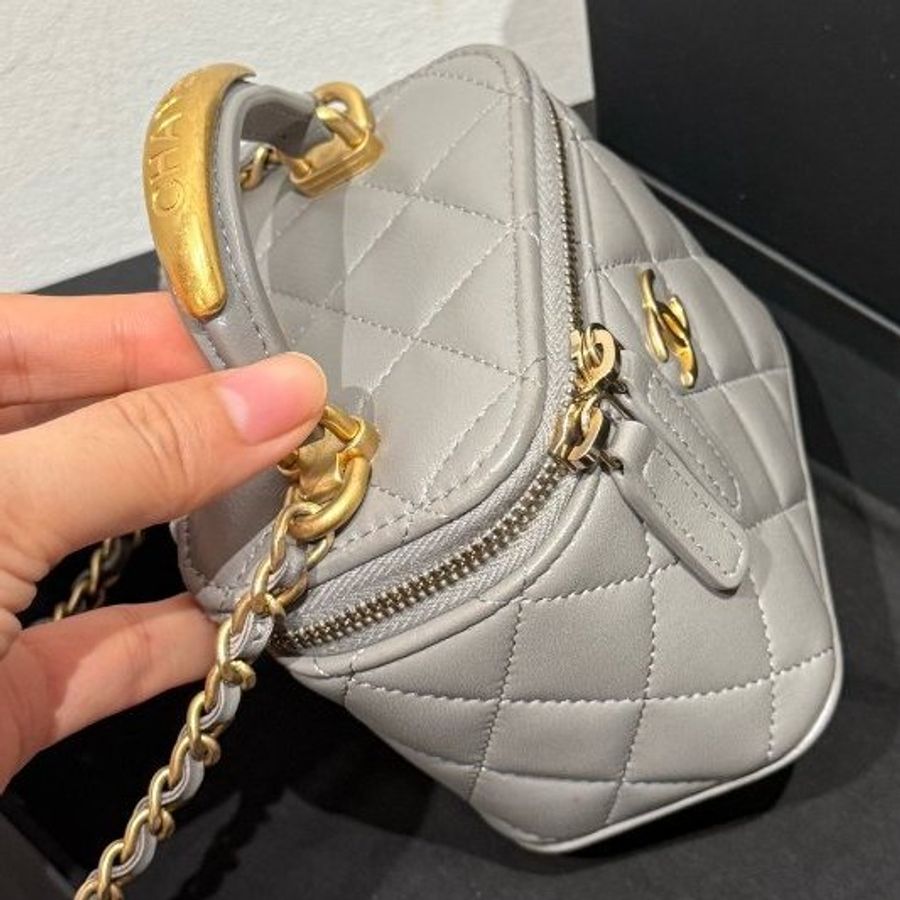 芯片款 Chanel香奈兒金屬手柄化粧盒小方包灰金-1