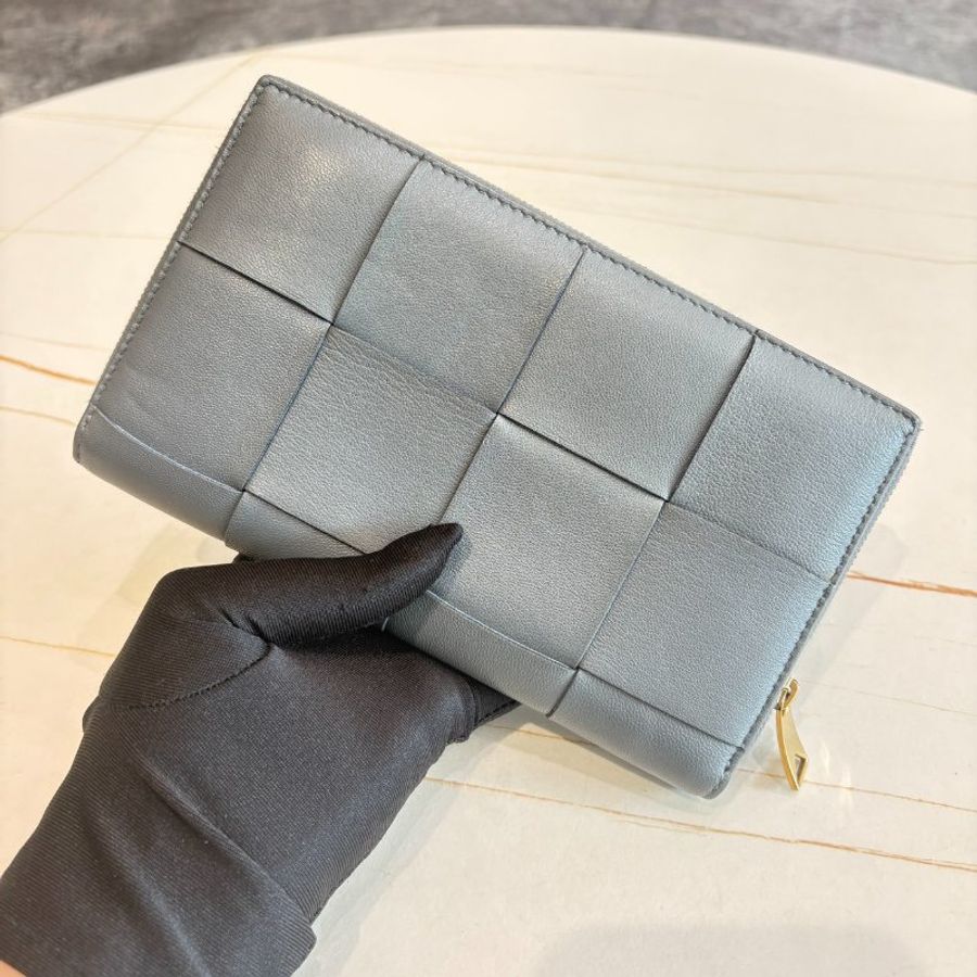 *SHIHNA名牌精品* BOTTEGA VENETA 灰色 大格編織小牛皮拉鍊長夾-0