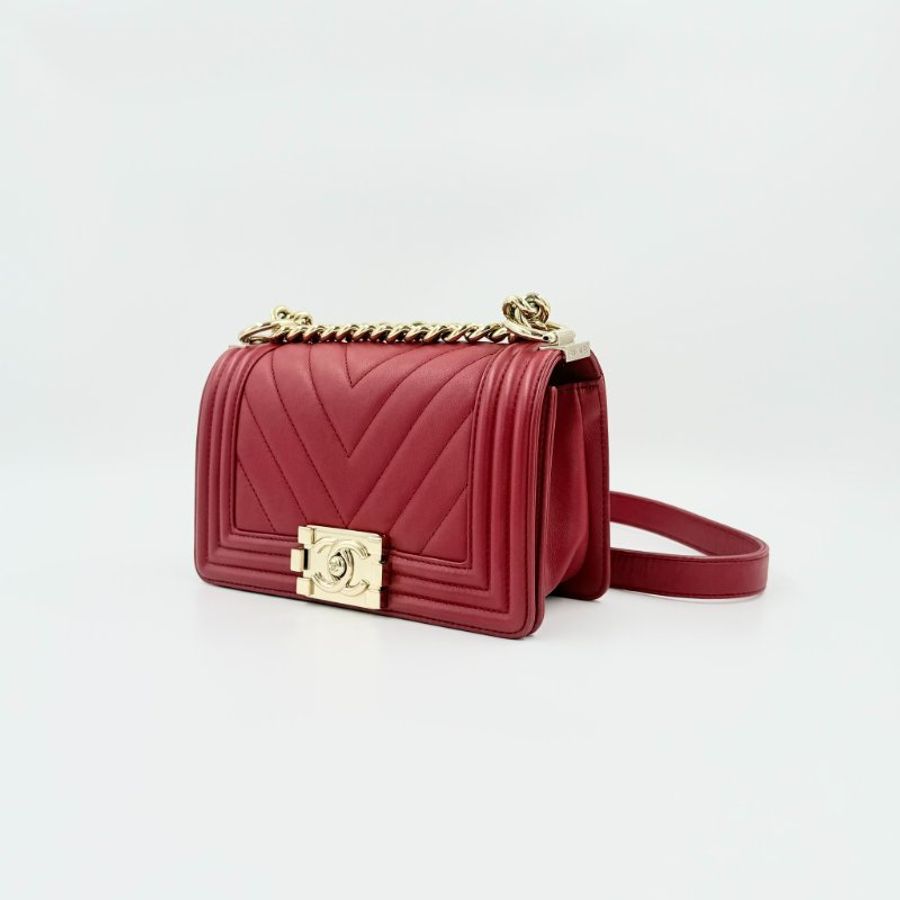 CHANEL -紅色金釦牛皮山型紋╻BOY 20cm-2