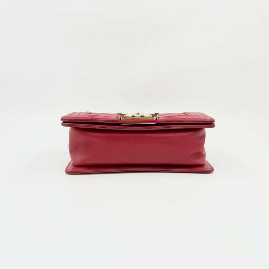 CHANEL -紅色金釦牛皮山型紋╻BOY 20cm-4