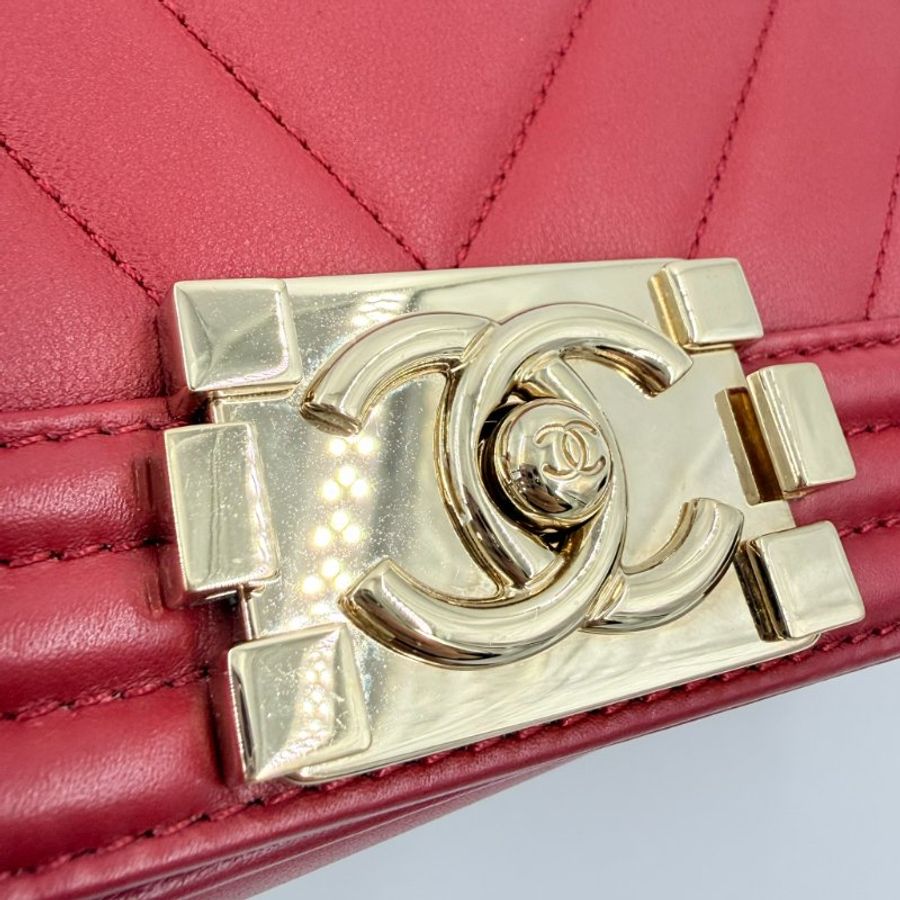 CHANEL -紅色金釦牛皮山型紋╻BOY 20cm-7