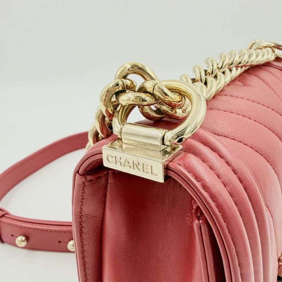 CHANEL -紅色金釦牛皮山型紋╻BOY 20cm-8