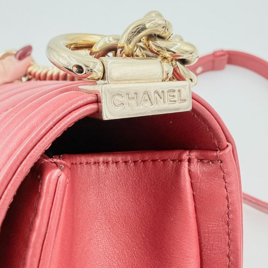CHANEL -紅色金釦牛皮山型紋╻BOY 20cm-9