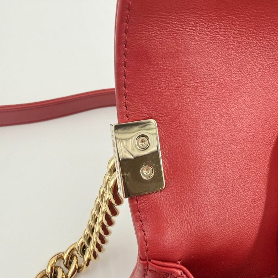 CHANEL -紅色金釦牛皮山型紋╻BOY 20cm-15
