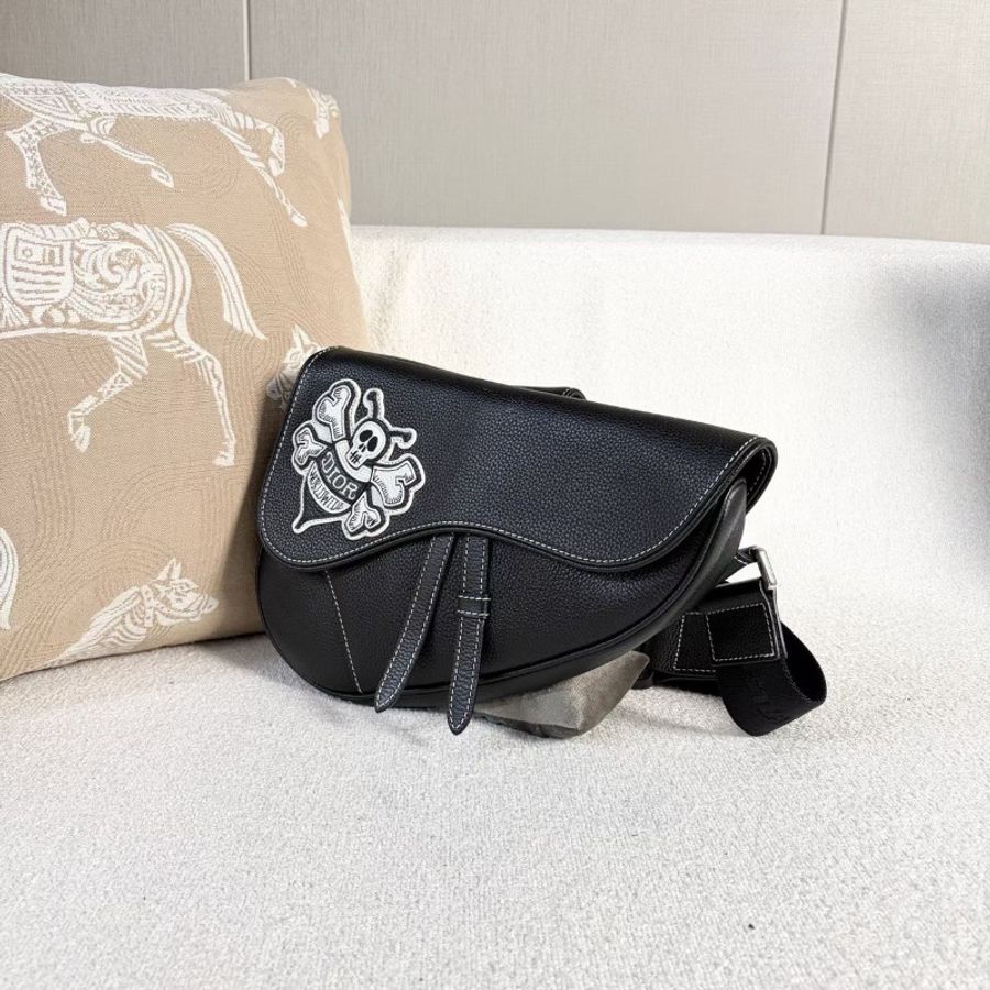 Dior 蜜蜂骷顱頭kwas聯名馬鞍包 23*20*4 99新配件塵袋購證-3
