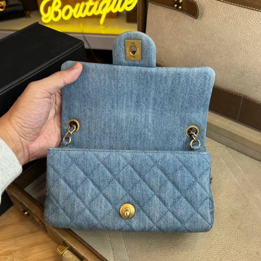 CHANEL 新款金球牛仔口蓋鏈包CF 20cm💙🩵少見二手貨-17