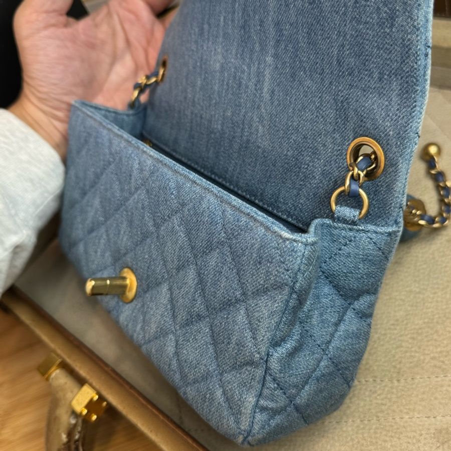 CHANEL 新款金球牛仔口蓋鏈包CF 20cm💙🩵少見二手貨-22