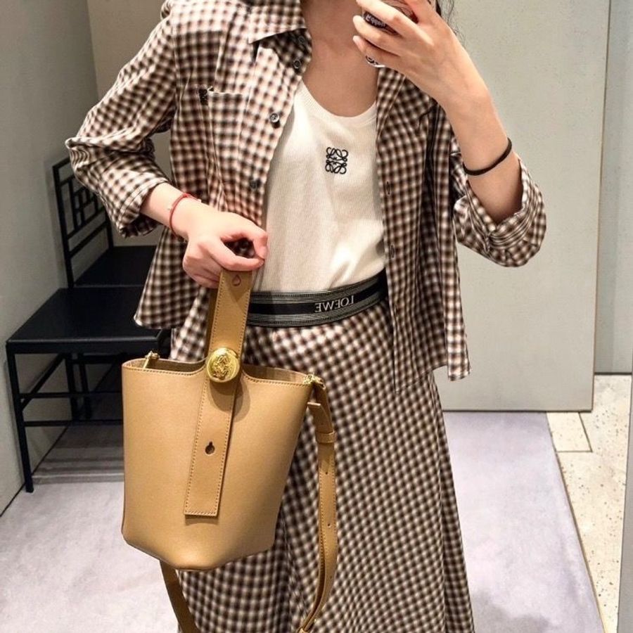 LOEWE Pebble Bucket灰色手提斜背水桶包16*16*19.5 9新 配件塵袋-0