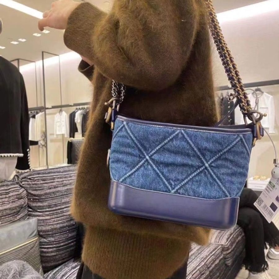 Chanel Gabrielle 限定 深藍色大菱格牛仔流浪包 小號 20*15*8 9新 配件塵袋-0