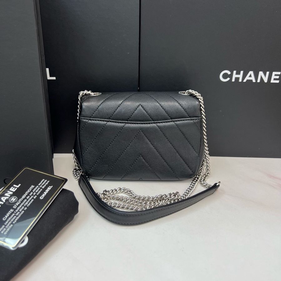 Chanel黑銀外縫V紋方胖-1