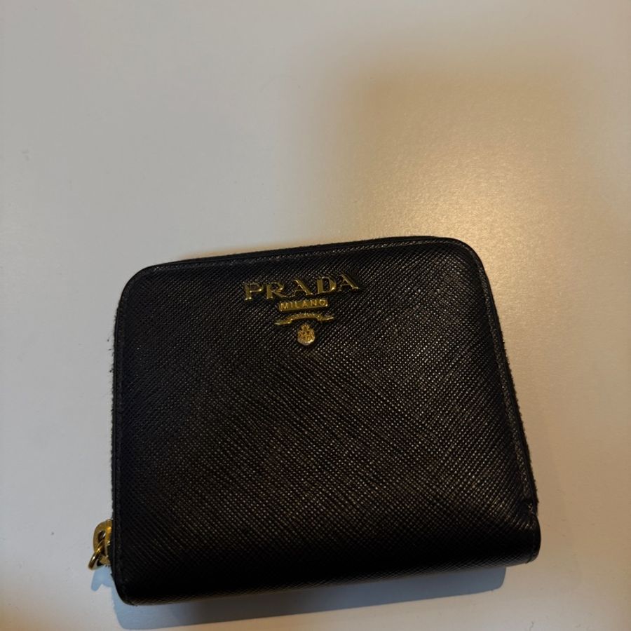 PRADA Saffiano 金字防刮牛皮拉鍊短夾(黑色)-7