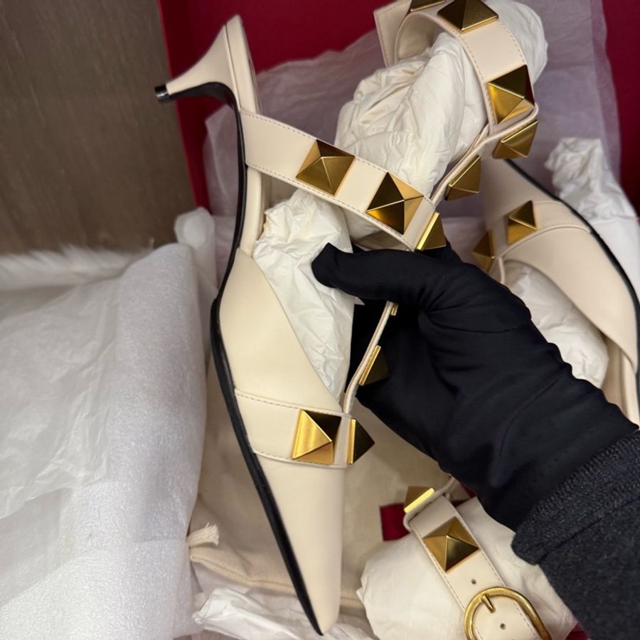 99新Valentino 華倫天奴白色大鉚釘高跟鞋低跟尖頭 36.5碼 跟高3-4cm-3
