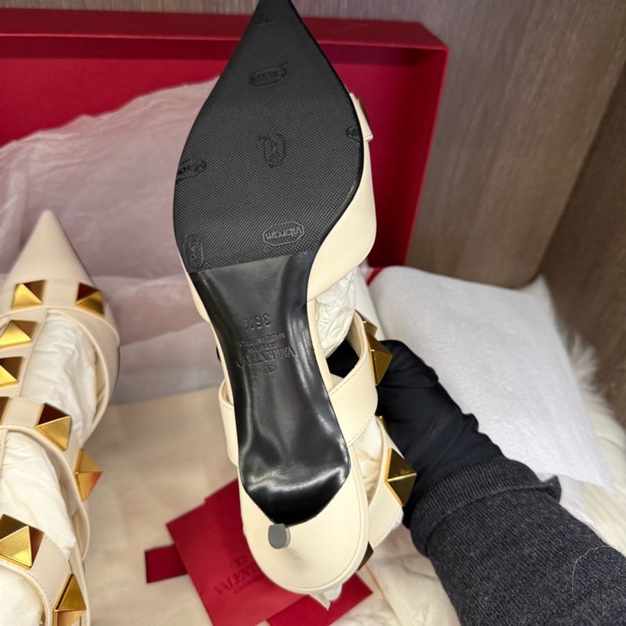 99新Valentino 華倫天奴白色大鉚釘高跟鞋低跟尖頭 36.5碼 跟高3-4cm-5