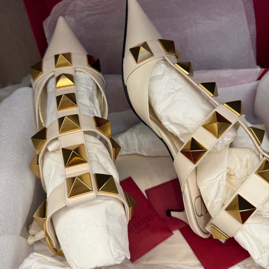 99新Valentino 華倫天奴白色大鉚釘高跟鞋低跟尖頭 36.5碼 跟高3-4cm-6