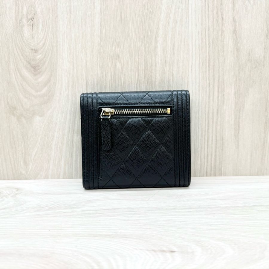 Chanel黑金粒紋牛皮Boy三折口蓋短夾 A80734-1
