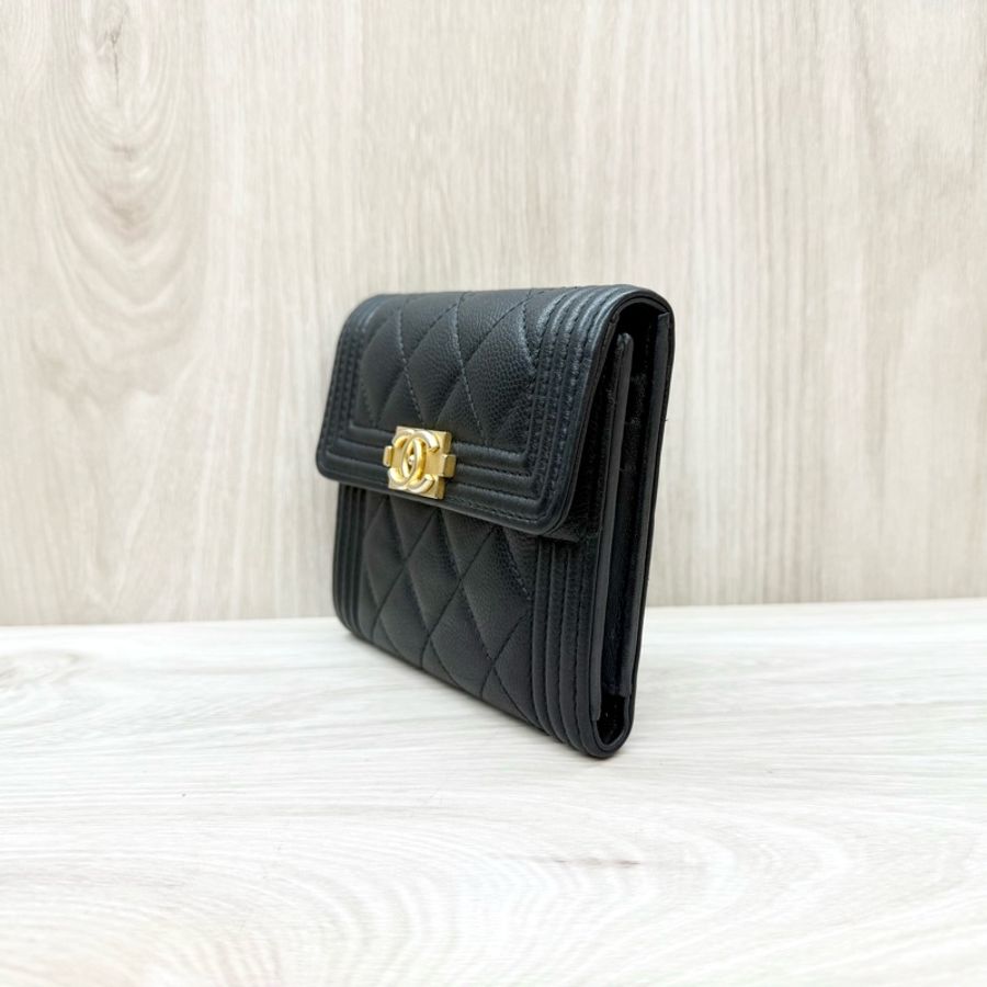 Chanel黑金粒紋牛皮Boy三折口蓋短夾 A80734-2