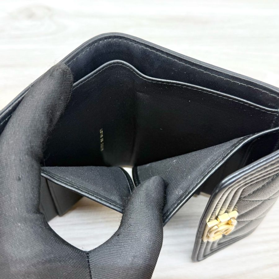 Chanel黑金粒紋牛皮Boy三折口蓋短夾 A80734-6