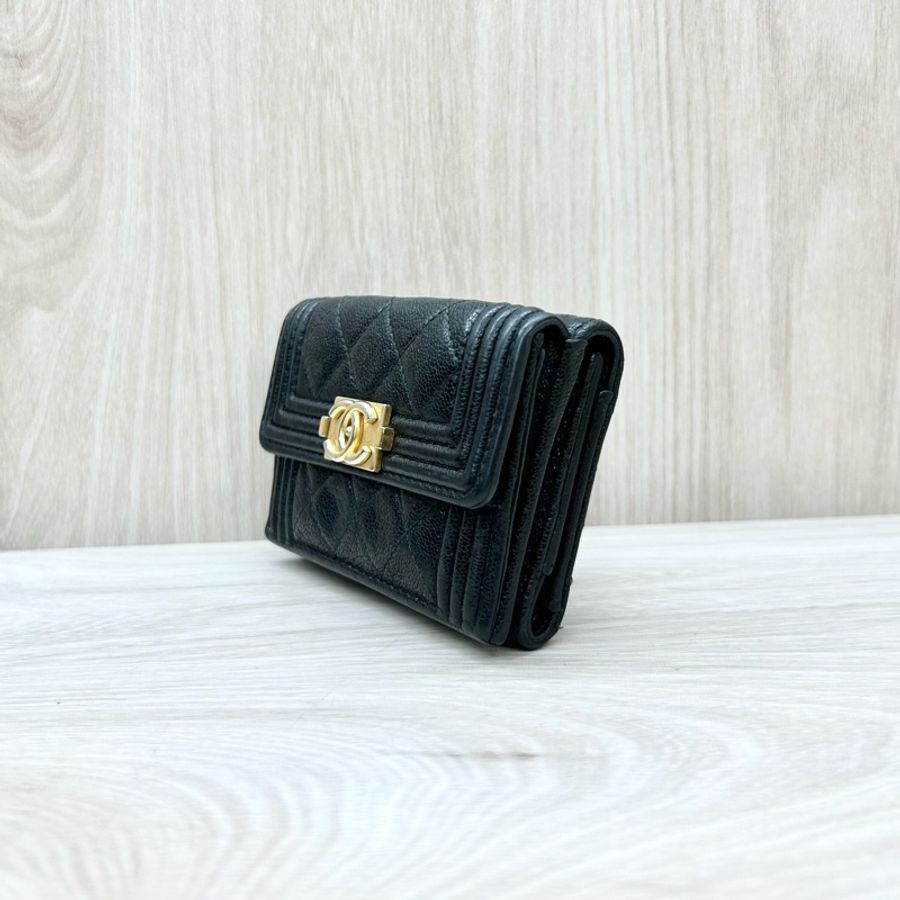 Chanel黑金荔紋牛皮BOY三折短夾A84432-2