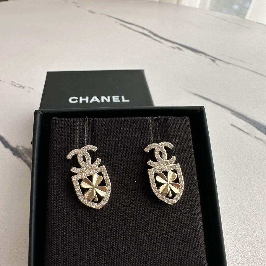 Chanel盾牌幸運草耳環戴鑽好好看-4