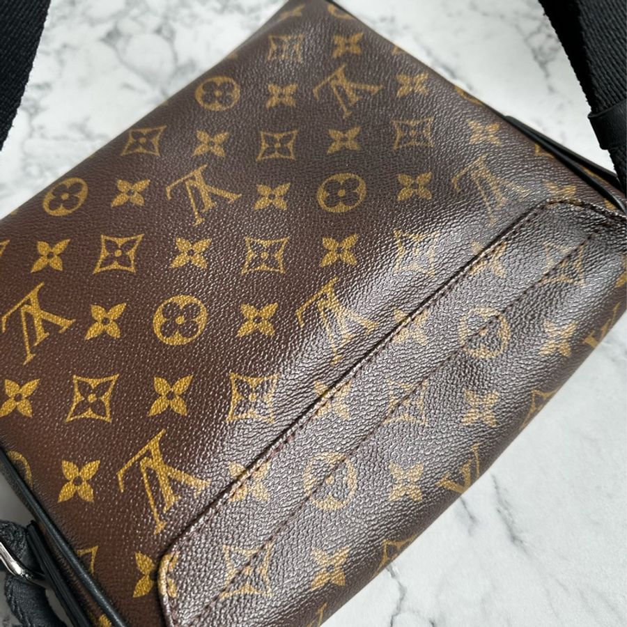lv花紋男生斜背包 大小最剛好-8