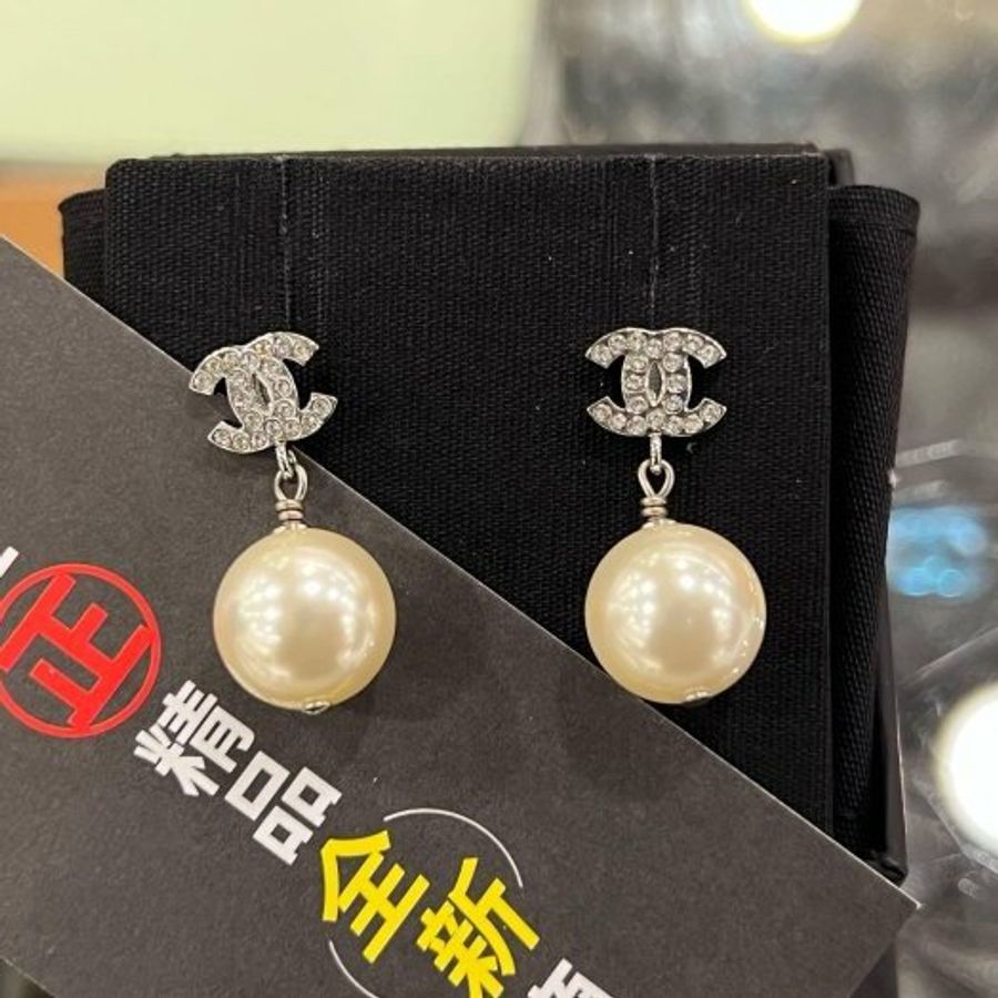 東區正精品㊣CHANEL A36138 全新香奈兒銀色水鑽雙C LOGO珍珠垂墜耳環 RZ5365-0