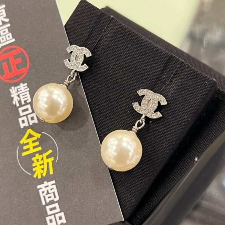 東區正精品㊣CHANEL A36138 全新香奈兒銀色水鑽雙C LOGO珍珠垂墜耳環 RZ5365-4