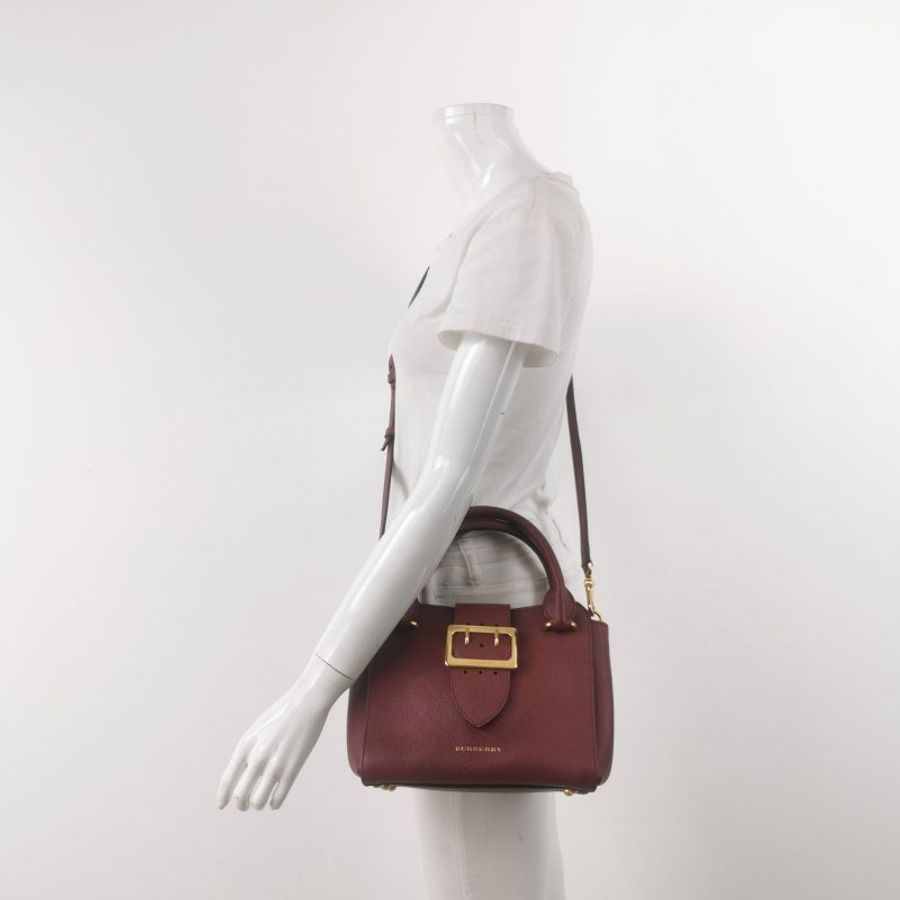 Burberry The Banner班納牛皮純色金屬字母logo雙搭扣斜挎包-1