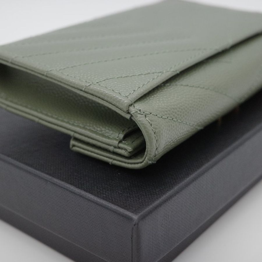 超級新【CP 精選🌟小編推薦】Saint Laurent 聖羅蘭 Envelope Matelassé 🥑酪梨綠 粒面壓紋小牛皮 短夾 錢包-5