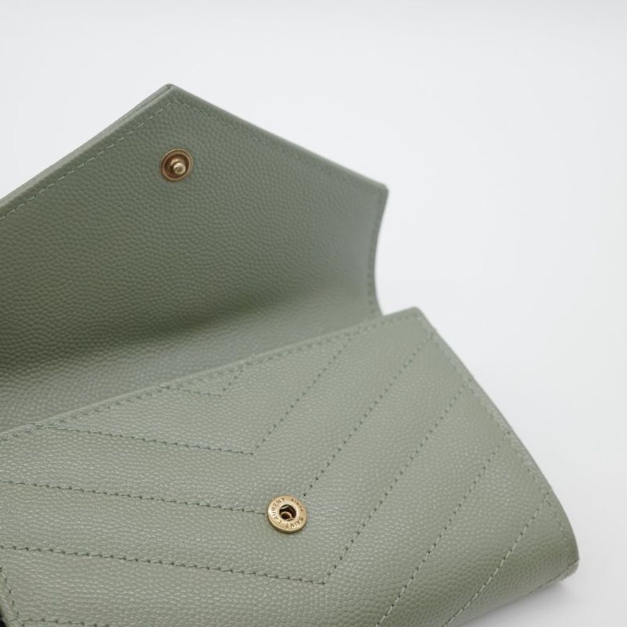 超級新【CP 精選🌟小編推薦】Saint Laurent 聖羅蘭 Envelope Matelassé 🥑酪梨綠 粒面壓紋小牛皮 短夾 錢包-6