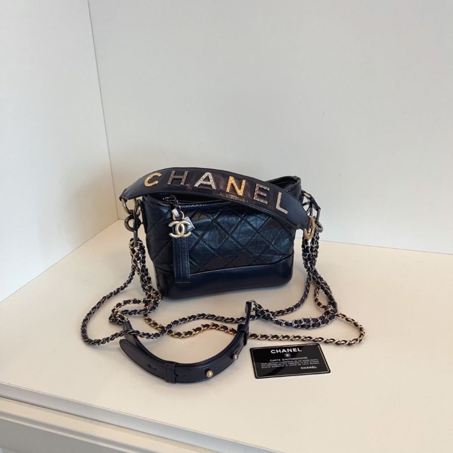 Chanel 海軍藍 雕花字母 手柄流浪包 小號 20*15*8cm 98新配件塵袋-1