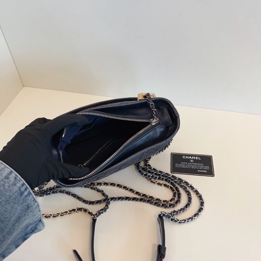Chanel 海軍藍 雕花字母 手柄流浪包 小號 20*15*8cm 98新配件塵袋-2