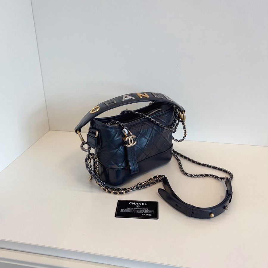 Chanel 海軍藍 雕花字母 手柄流浪包 小號 20*15*8cm 98新配件塵袋-4