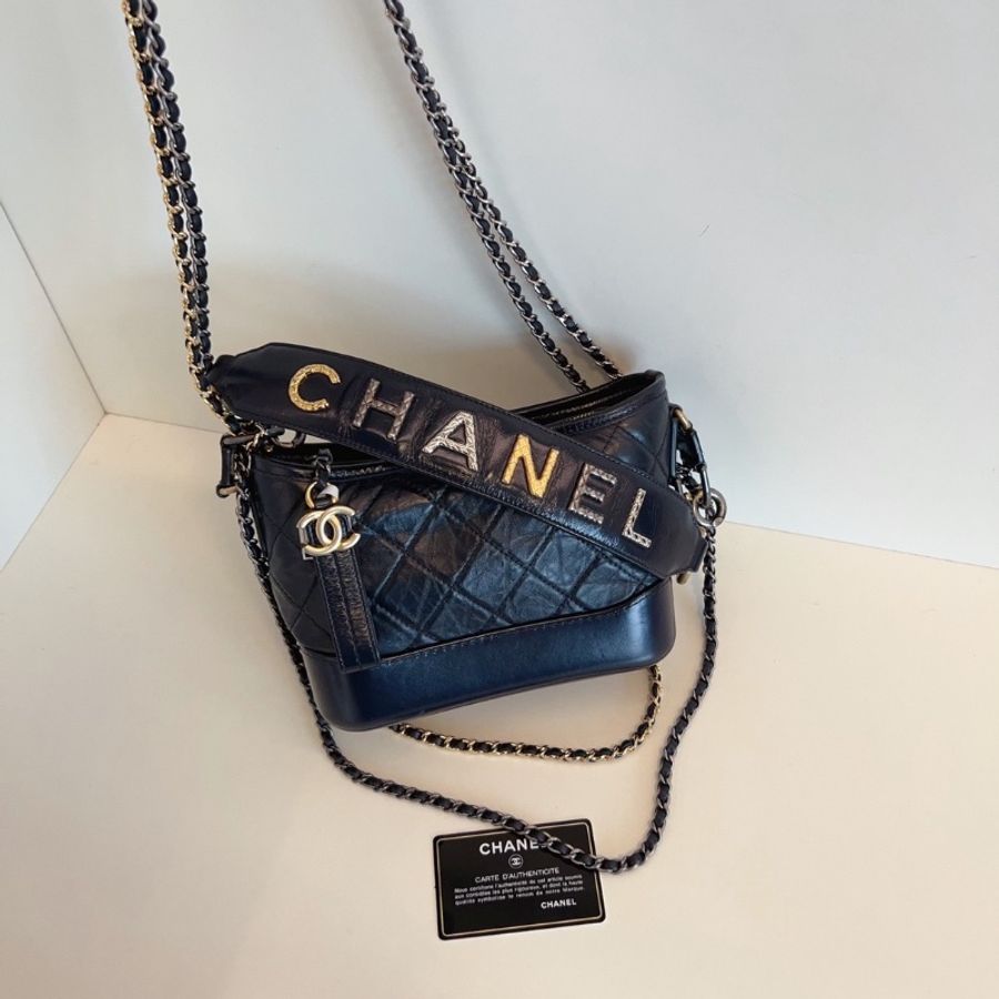 Chanel 海軍藍 雕花字母 手柄流浪包 小號 20*15*8cm 98新配件塵袋-6
