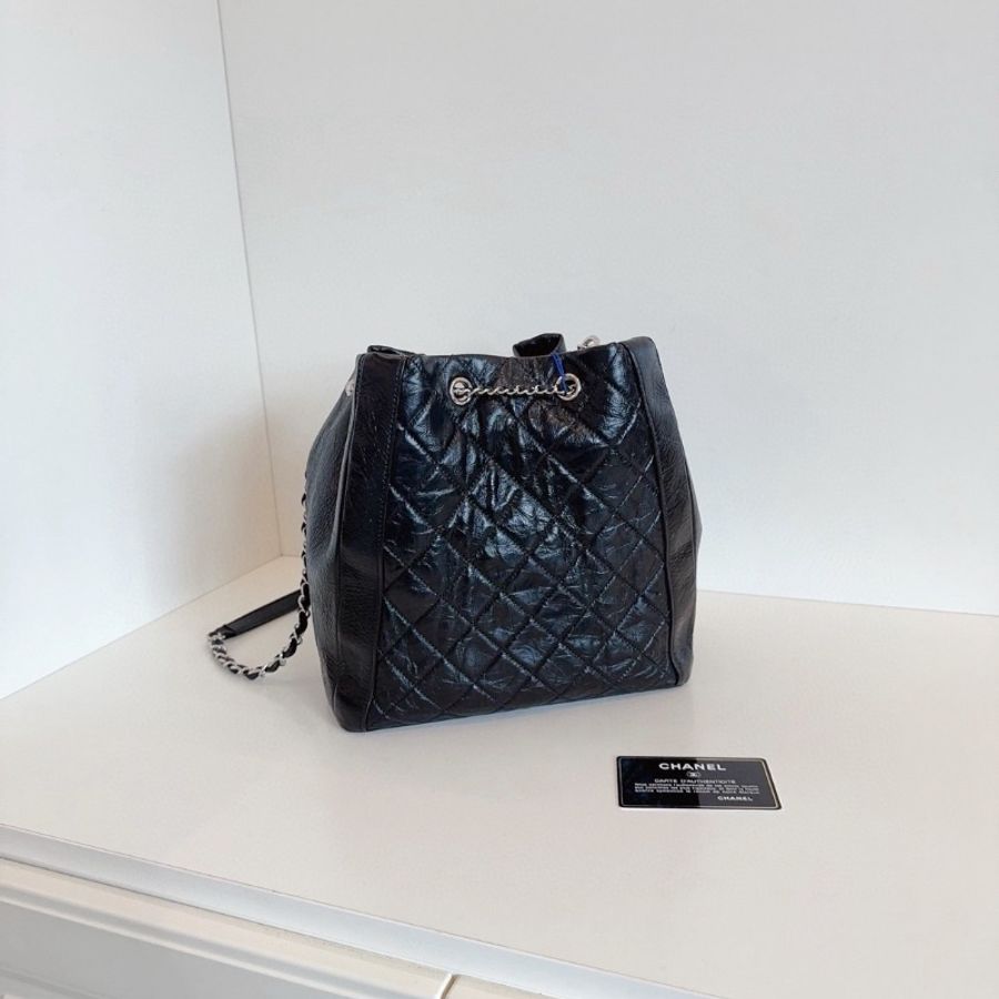 Chanel 黑銀油蠟牛皮 抽繩鏈條水桶包 24*24*12.5 99新配件塵袋保卡-6