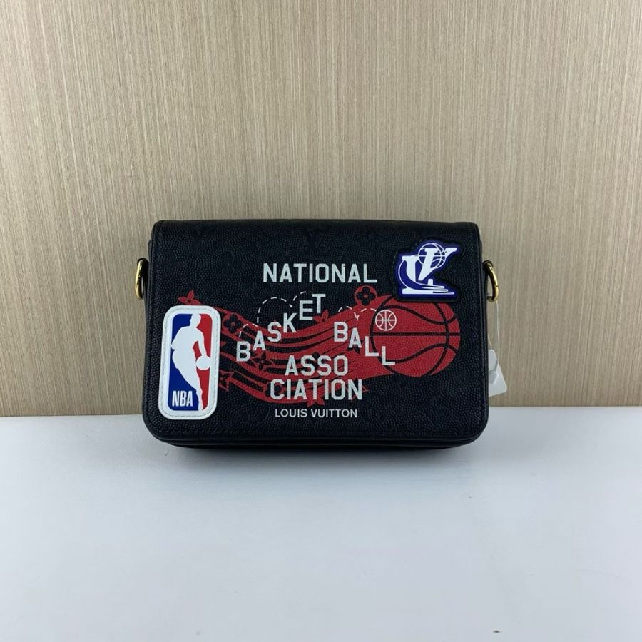 LV黑色顆粒牛皮 NBA聯名款翻蓋 郵差包 芯片款23.5*14*5 99新配件盒子購證-7