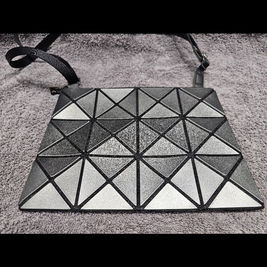 ISSEY MIYAKE 三宅一生 BAOBAO 亮面方格3x4斜背包 銀灰色-6