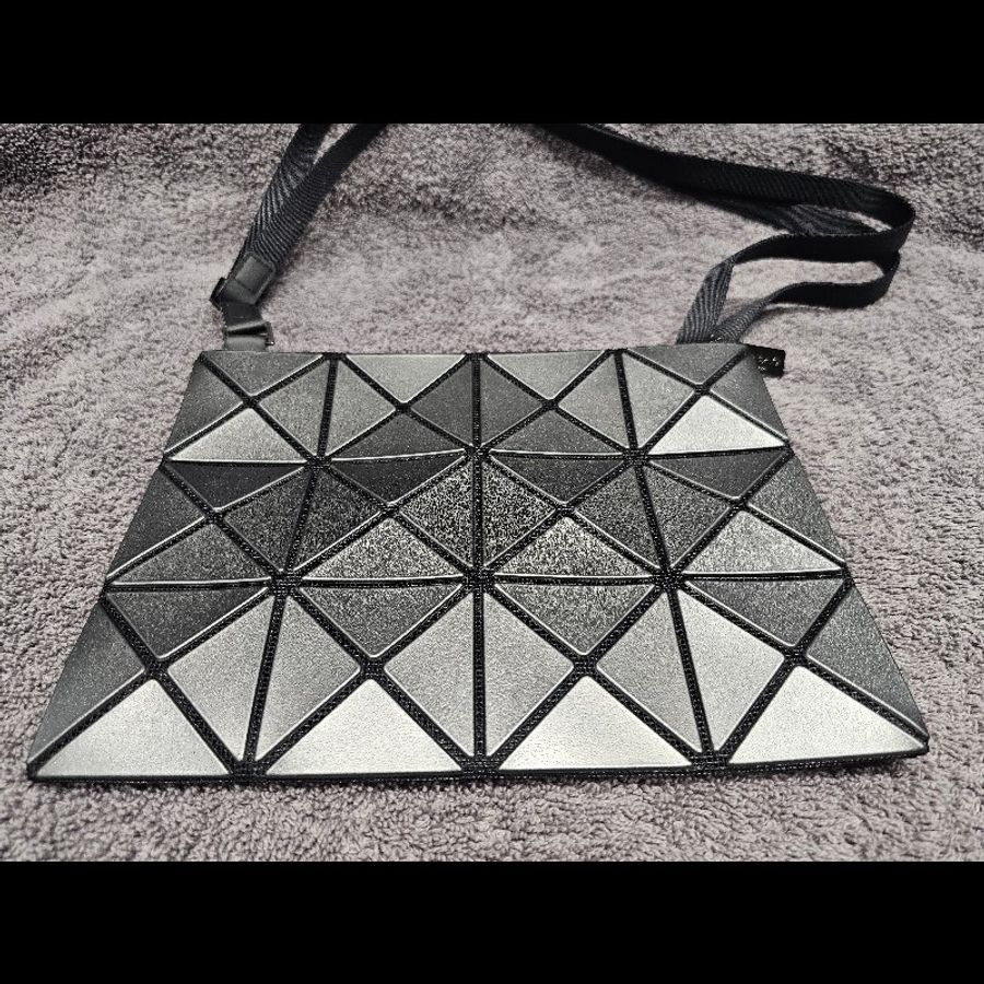 ISSEY MIYAKE 三宅一生 BAOBAO 亮面方格3x4斜背包 銀灰色-7