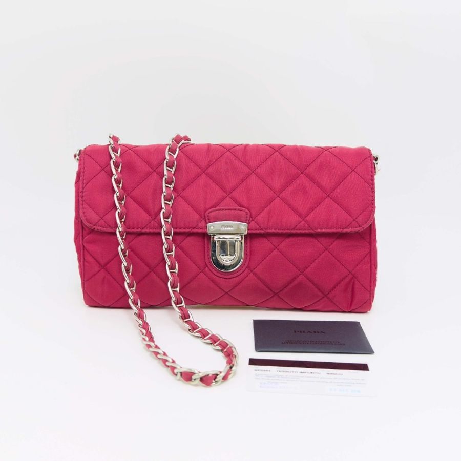 PRADA 玫紅色尼龍菱格肩背斜背包25*15*4 98新配件保卡塵袋-1