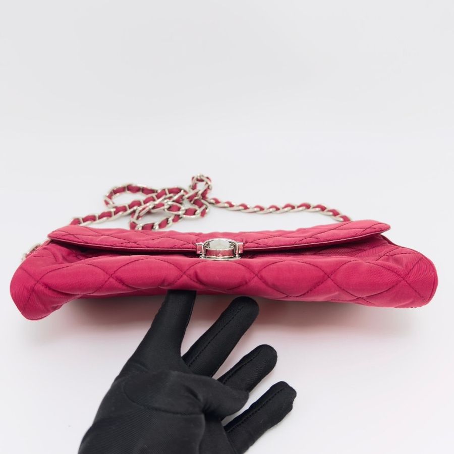 PRADA 玫紅色尼龍菱格肩背斜背包25*15*4 98新配件保卡塵袋-4