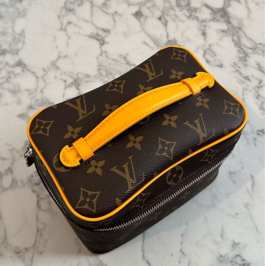 LV M12654咖花紋黃邊手提化妝箱包-1