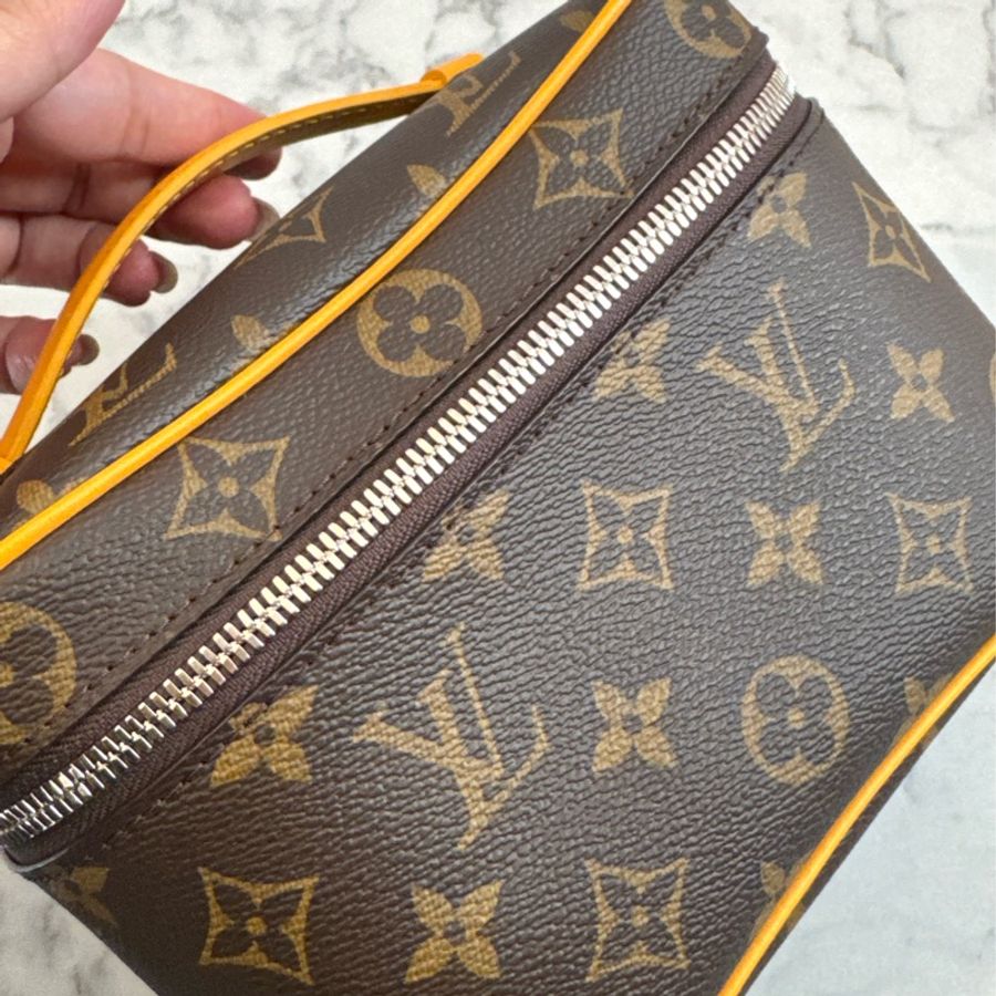 LV M12654咖花紋黃邊手提化妝箱包-11