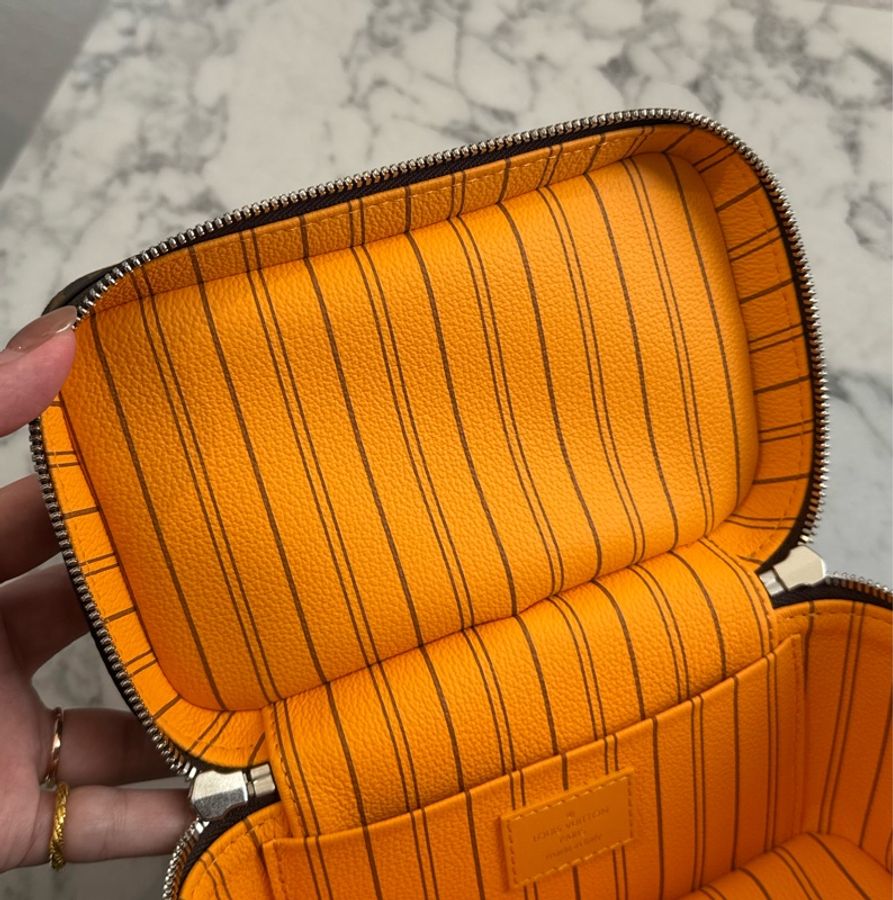 LV M12654咖花紋黃邊手提化妝箱包-19