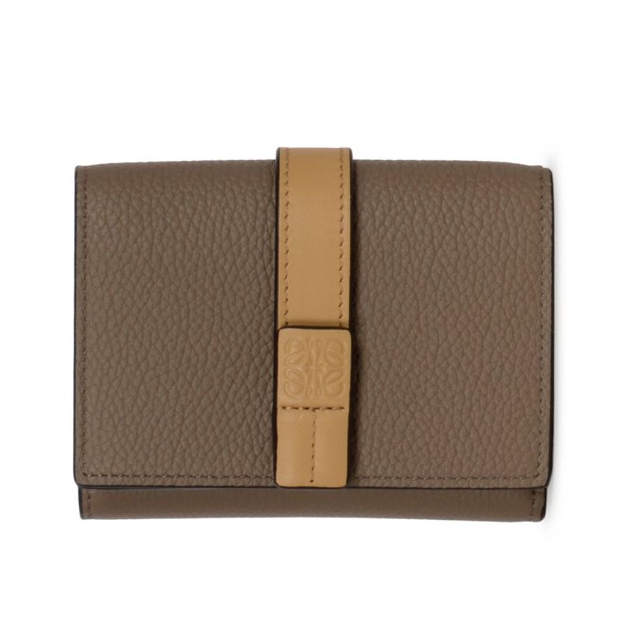 【LOEWE 羅威】Trifold 柔軟粒面小牛皮 三褶 皮夾 中夾 短夾 皮夾 灰褐色 金色-0