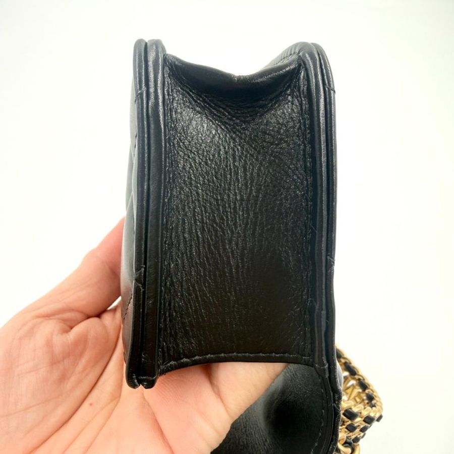 CHANEL - 黑色金釦簍空字母手把菱格手機包╻MINI-14