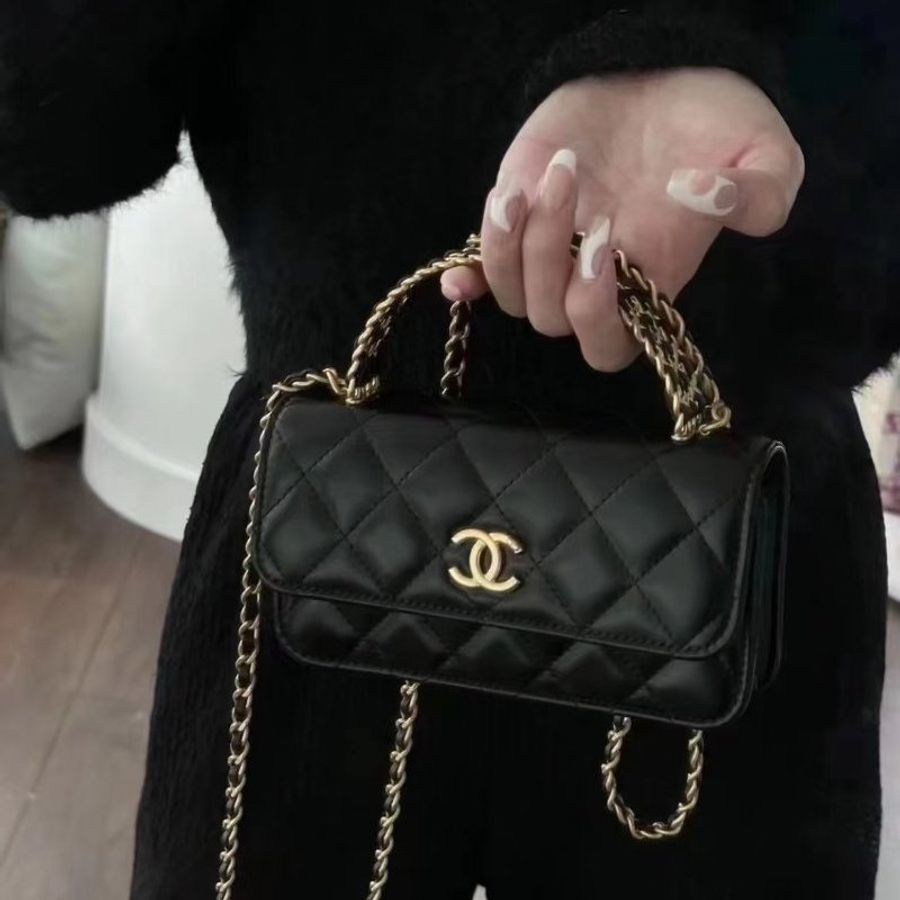 CHANEL  -  黑色金釦簍空字母手把菱格手機包╻MINI-2