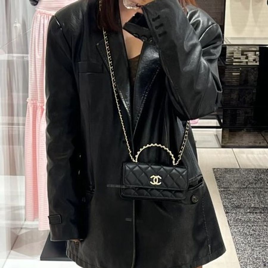 CHANEL  -  黑色金釦簍空字母手把菱格手機包╻MINI-1