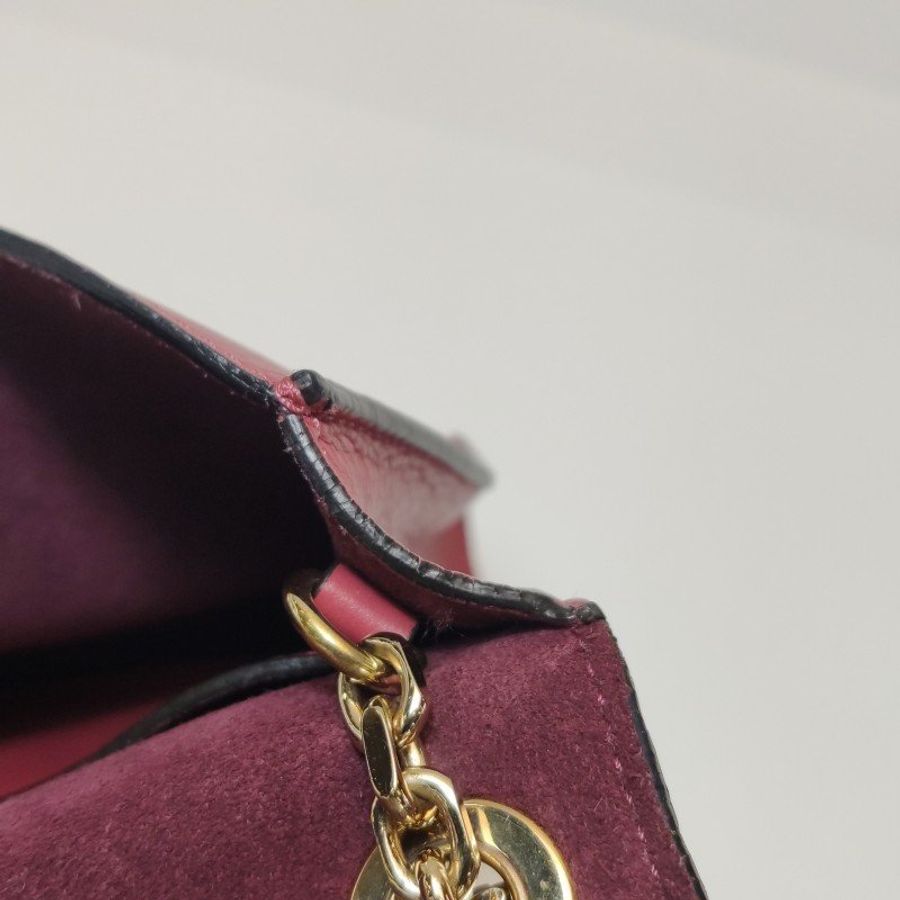 Burberry牛皮純色字母Logo徽標插扣斜挎包單肩包-21